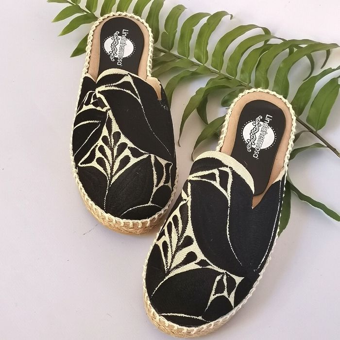 Alpargatas tipo sueco bordadas en color negro