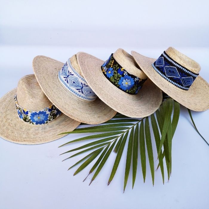 sombreros de palma con cinta bordada en azul con negro